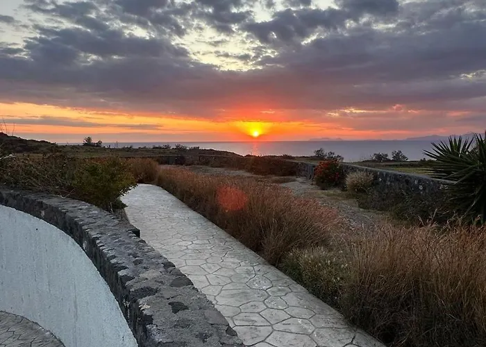 Апартаменты Avra With Sunset View & Hot Tub In Ия