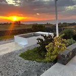 Apartment Avra With Sunset View & Hot Tub In Ia