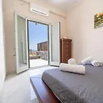 Apartman Avra With Sunset View & Hot Tub In Ía